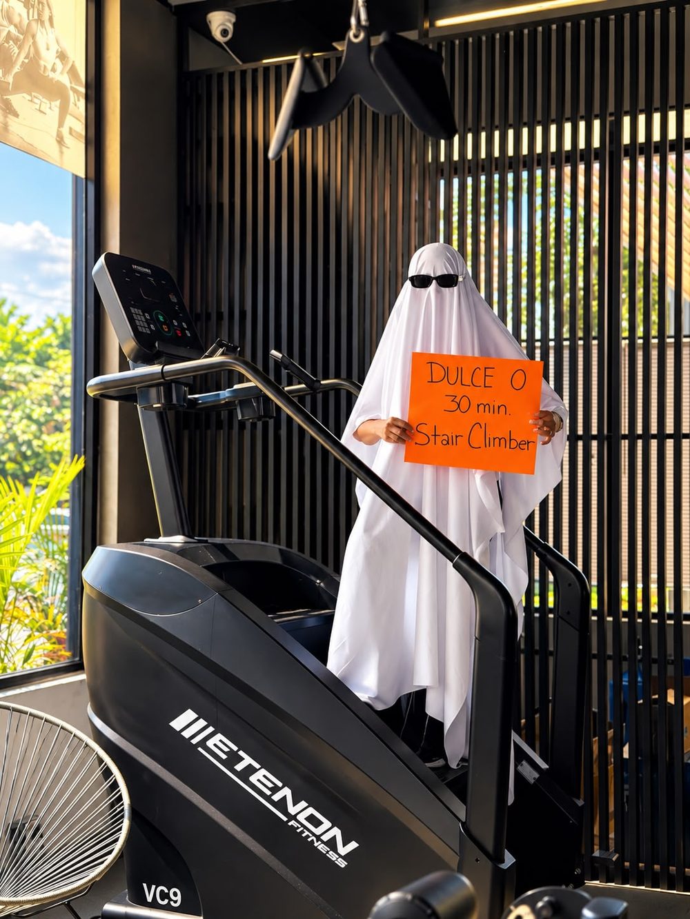 Fantasma en escaladora Etenon con letrero: Dulce o 30 min. Stair Climber