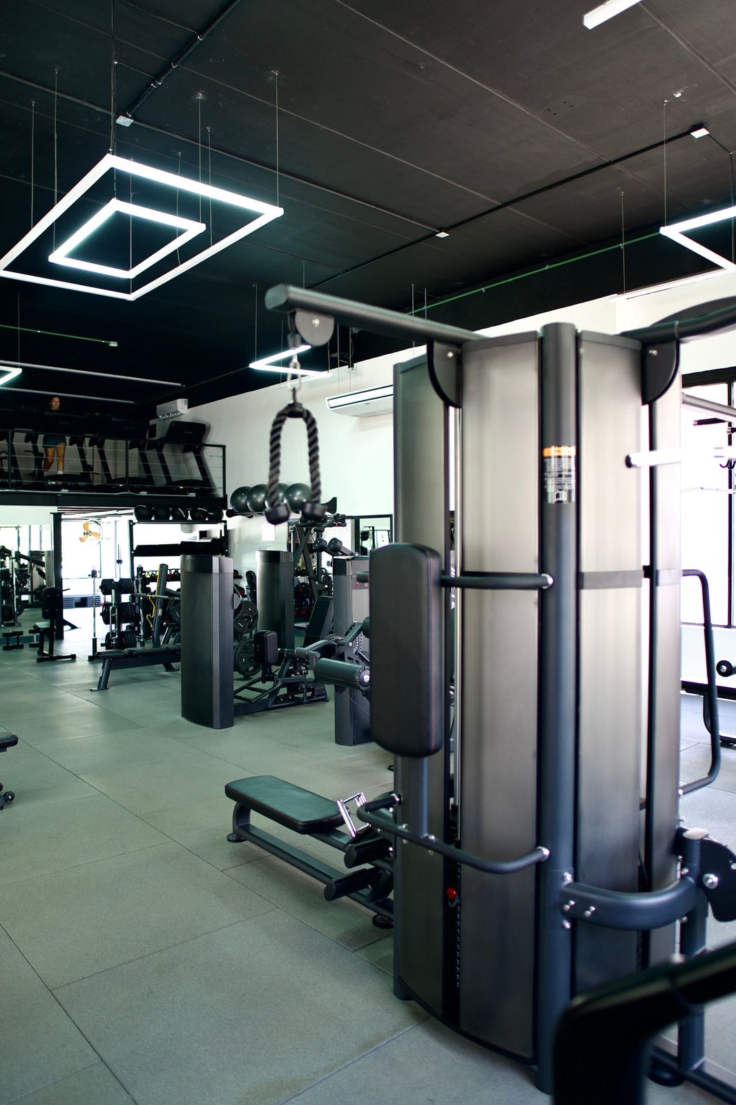 Máquina de poleas Etenon y piso del gimnasio